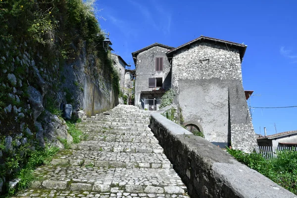 意大利罗马附近一座中世纪城镇阿泰纳的老房子中一条狭窄的街道 — 图库照片