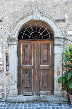 İtalya 'nın Lazio bölgesinde bir ortaçağ kasabası olan Olevano Romano' da eski bir evin kapısı...