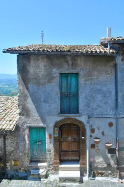 İtalya 'nın Lazio bölgesinde bir ortaçağ kasabası olan Olevano Romano' da eski bir evin kapısı...