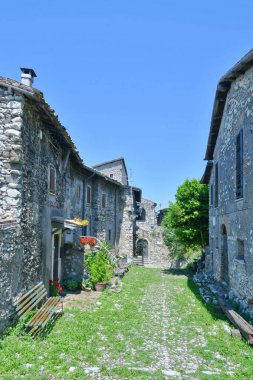 İtalya 'nın Lazio bölgesinde bir ortaçağ kasabası olan Olevano Romano' nun eski evleri arasında dar bir sokak.