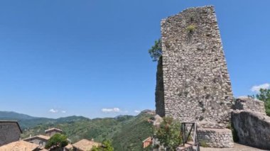 İtalya 'nın Lazio bölgesinde bir ortaçağ köyü olan Olevano Romano' yu çevreleyen manzara.
