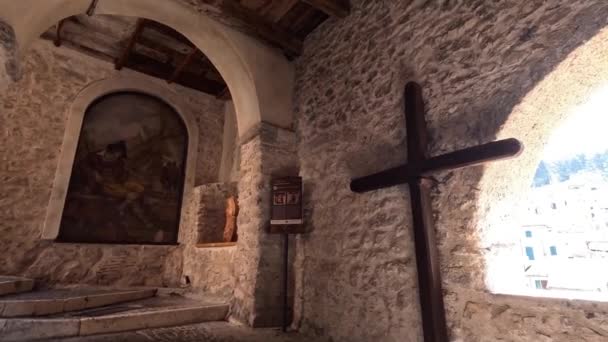 意大利拉齐奥山区塞瓦拉迪罗马的一条有宗教壁画的小巷 — 图库视频影像