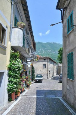 İtalya 'nın Abruzzo dağlarındaki bir ortaçağ kasabası olan Civitella Roveto' nun karakteristik bir caddesi..