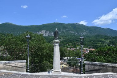 İtalya 'nın Abruzzo kentindeki Civitella Roveto' daki dağlara bakan panoramik bir nokta..