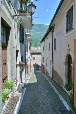 İtalya 'nın Abruzzo dağlarındaki bir ortaçağ kasabası olan Civitella Roveto' nun karakteristik bir caddesi..