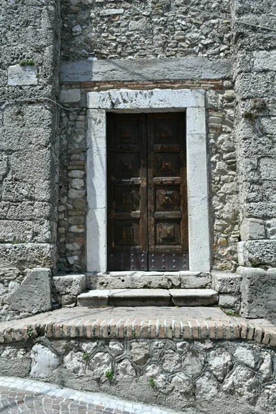 Ξύλινη Πόρτα Ενός Παλιού Σπιτιού Στη Σιβιτέλα Ροβέτο Μεσαιωνική Πόλη — Φωτογραφία Αρχείου