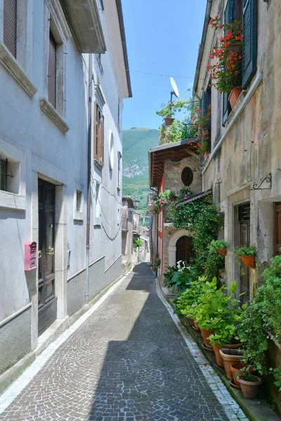 イタリア アブルッツォの山の中の中世の町シヴィテッラ ロヴェトの特徴的な通り — ストック写真
