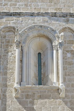 İtalya 'nın Castro kentindeki Apulian köyündeki ortaçağ kilisesinin penceresi..