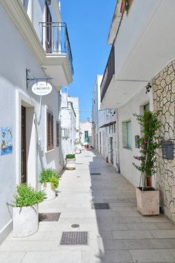 İtalya 'nın Puglia eyaletindeki eski bir köy olan Castro' nun karakteristik bir sokağı..