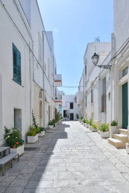 İtalya 'nın Puglia eyaletindeki eski bir köy olan Castro' nun karakteristik bir sokağı..