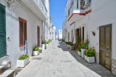 İtalya 'nın Puglia eyaletindeki eski bir köy olan Castro' nun karakteristik bir sokağı..