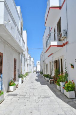 İtalya 'nın Puglia eyaletindeki eski bir köy olan Castro' nun karakteristik bir sokağı..