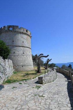  İtalya, Puglia 'da küçük bir köy olan Castro' daki bir ortaçağ şatosunun kulesi..