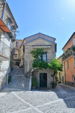 İtalya 'nın Salerno eyaletindeki bir ortaçağ köyü olan Buccino' nun karakteristik bir caddesi..