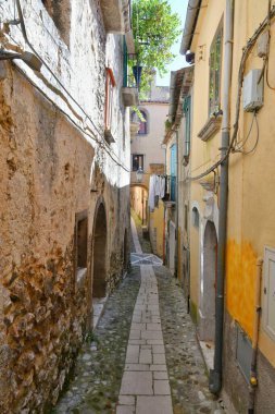İtalya 'nın Salerno eyaletindeki bir ortaçağ köyü olan Buccino' nun karakteristik bir caddesi..