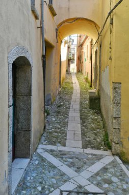 İtalya 'nın Salerno eyaletindeki bir ortaçağ köyü olan Buccino' nun karakteristik bir caddesi..