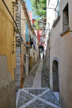 İtalya 'nın Salerno eyaletindeki bir ortaçağ köyü olan Buccino' nun karakteristik bir caddesi..
