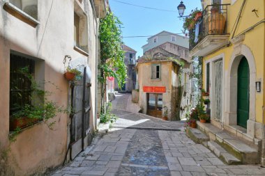 İtalya 'nın Salerno eyaletindeki bir ortaçağ köyü olan Buccino' nun karakteristik bir caddesi..