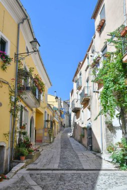 İtalya 'nın Salerno eyaletindeki bir ortaçağ köyü olan Buccino' nun karakteristik bir caddesi..