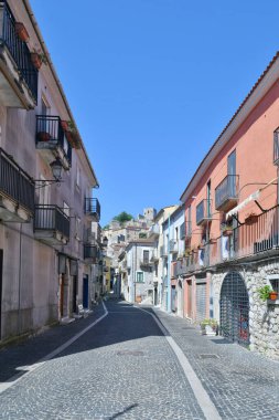 İtalya 'nın Salerno eyaletindeki bir ortaçağ köyü olan Buccino' nun karakteristik bir caddesi..