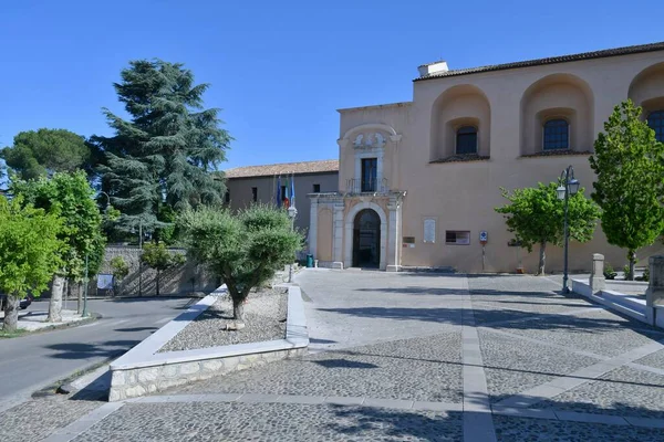 İtalya 'nın Salerno eyaletine bağlı bir ortaçağ köyü olan Buccino' daki belediye binasının meydanı..