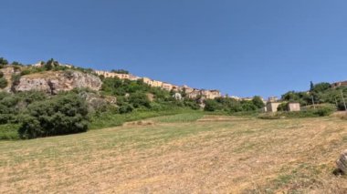 İtalya 'nın Salerno eyaletinde bir ortaçağ köyü olan Buccino' nun panoramik manzarası.