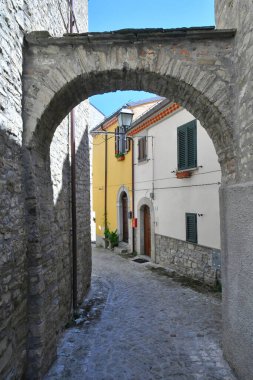 Isernia eyaletindeki bir ortaçağ köyünün karakteristik caddesi..
