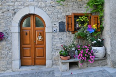  İtalya 'nın Isernia eyaletine bağlı Agnone' da bir ortaçağ köyü olan eski bir evin cephesi..