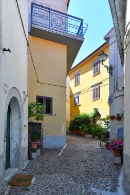 İtalya 'nın Isernia eyaletinin ortaçağ köyü Agnone' nin karakteristik bir caddesi..
