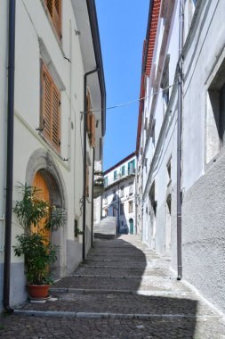 İtalya 'nın Isernia eyaletinin ortaçağ köyü Agnone' nin karakteristik bir caddesi..