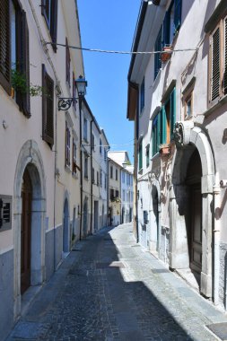 İtalya 'nın Isernia eyaletinin ortaçağ köyü Agnone' nin karakteristik bir caddesi..