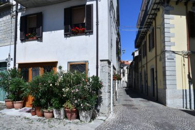  İtalya 'nın Isernia eyaletinin ortaçağ köyü Agnone' nin karakteristik bir caddesi..