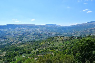 İtalya 'da bitki örtüsü ve küçük köylerle dolu dağlık bir bölge olan Molise' nin tipik panoramik manzarası..