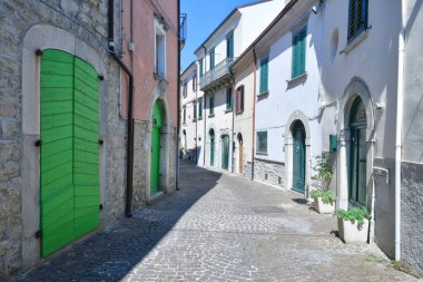  İtalya 'nın Isernia eyaletinin ortaçağ köyü Agnone' nin karakteristik bir caddesi..