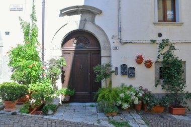  İtalya 'nın Isernia eyaletine bağlı Agnone' da bir ortaçağ köyü olan eski bir evin cephesi..