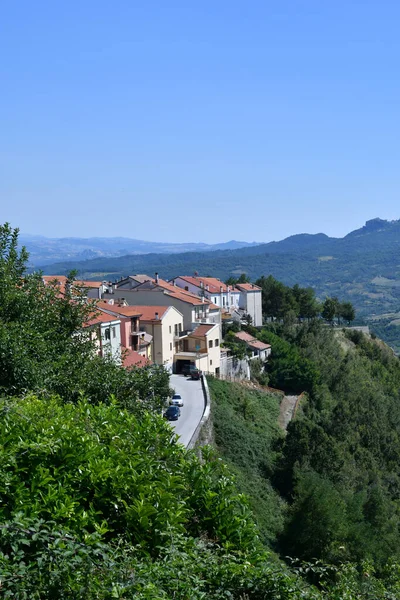 意大利莫利斯 一个植被繁茂的山区和小村庄的典型景观全景 — 图库照片
