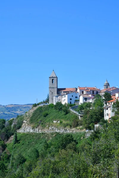 典型的なモリゼの風景のパノラマビュー 植生と小さな村でいっぱいの山岳地帯 イタリア — ストック写真