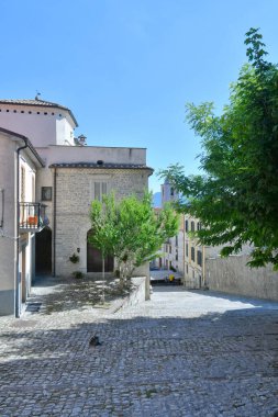 İtalya 'nın Isernia eyaletinin ortaçağ köyü Agnone' nin karakteristik bir caddesi..