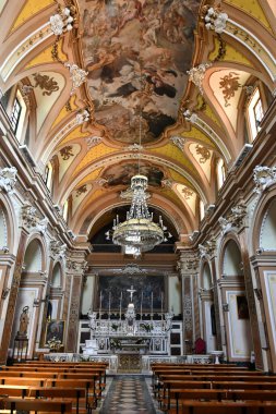 Agnone 'da antik bir kilisenin içi, İtalya' nın Isernia eyaletinde bir ortaçağ köyü..