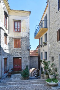 İtalya 'nın Isernia eyaletinin ortaçağ köyü Agnone' nin karakteristik bir caddesi..