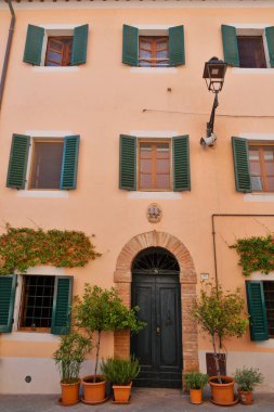 İtalya 'nın Perugia eyaletindeki bir ortaçağ kasabası olan Castiglione del Lago' daki antik bir sarayın cephesi..