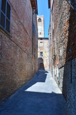 İtalya 'nın Umbria kentindeki ortaçağ köyü Citt della Pieve' in evleri arasında bir sokak..