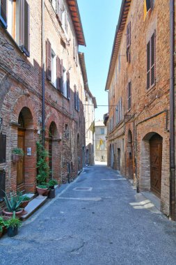 İtalya 'nın Umbria kentindeki ortaçağ köyü Citt della Pieve' in evleri arasında bir sokak..