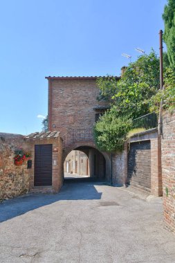 İtalya 'nın Umbria kentindeki ortaçağ köyü Citt della Pieve' in evleri arasında bir sokak..