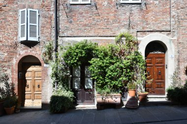 İtalya 'nın Umbria kentindeki ortaçağ köyü Citt della Pieve' deki eski bir evin cephesi..