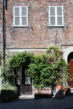 İtalya 'nın Umbria kentindeki ortaçağ köyü Citt della Pieve' deki eski bir evin cephesi..