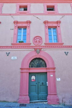 İtalya 'nın Umbria kentindeki ortaçağ köyü Citt della Pieve' deki eski bir evin cephesi..