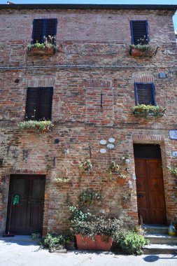İtalya 'nın Umbria kentindeki ortaçağ köyü Citt della Pieve' deki eski bir evin cephesi..