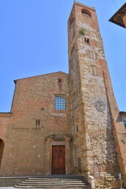 İtalya 'nın Umbria kentindeki ortaçağ köyü Citt della Pieve' deki bir kilisenin cephesi..