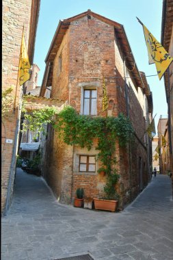 İtalya 'nın Umbria kentindeki ortaçağ köyü Citt della Pieve' in evleri arasında bir sokak..